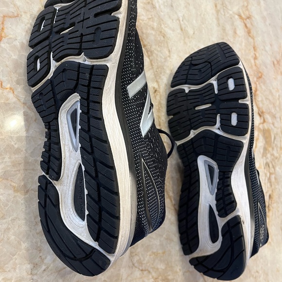 New Balance Mens 10.5 - 880 style black and white good used condition, SFPF - Picture 3 of 3